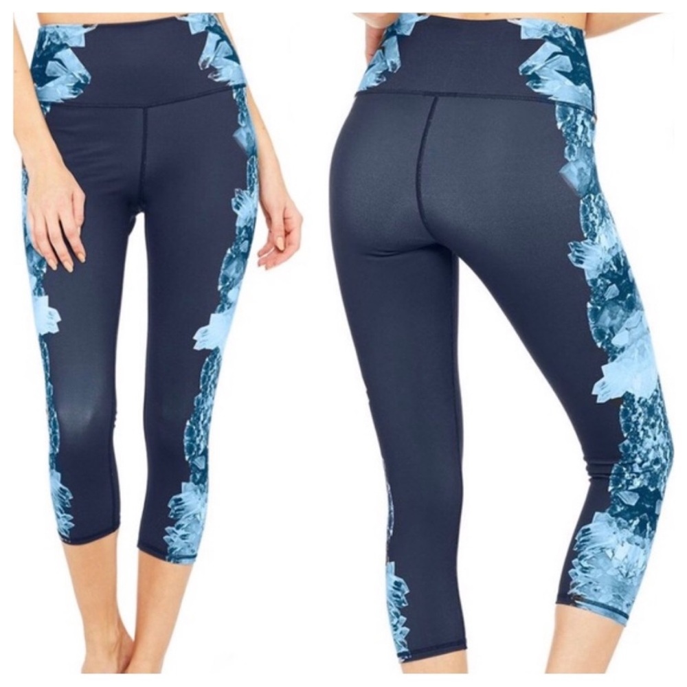 Alo Yoga High-Waist Airbrush Legging Capri in Dark Crystal Sky Blue Sz. Small